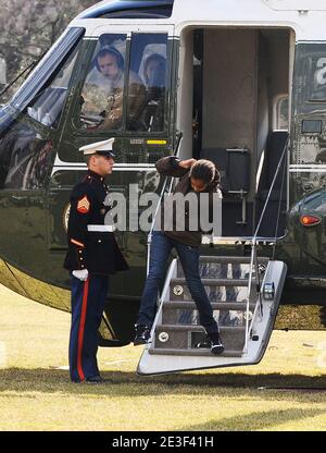 Malia Obama arrive sur Marine One sur la pelouse sud de la Maison Blanche à Washington, DC, Etats-Unis le 16 février 2009. Photo par Olivier Douliery/ABACAPRESS.COM Banque D'Images