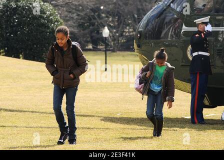 Malia et Sasha Obama arrivent sur Marine One sur la pelouse sud de la Maison Blanche à Washington, DC, Etats-Unis le 16 février 2009. Photo par Olivier Douliery/ABACAPRESS.COM Banque D'Images