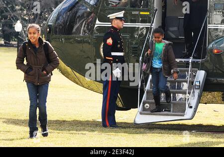 Malia et Sasha Obama arrivent sur Marine One sur la pelouse sud de la Maison Blanche à Washington, DC, Etats-Unis le 16 février 2009. Photo par Olivier Douliery/ABACAPRESS.COM Banque D'Images