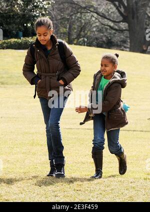 Malia et Sasha Obama arrivent sur Marine One sur la pelouse sud de la Maison Blanche à Washington, DC, Etats-Unis le 16 février 2009. Photo par Olivier Douliery/ABACAPRESS.COM Banque D'Images