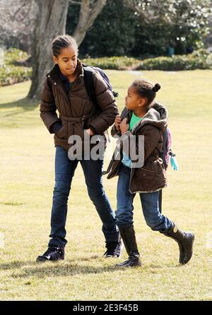 Malia et Sasha Obama arrivent sur Marine One sur la pelouse sud de la Maison Blanche à Washington, DC, Etats-Unis le 16 février 2009. Photo par Olivier Douliery/ABACAPRESS.COM Banque D'Images