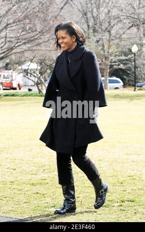 La première dame Michelle Obama arrive sur Marine One sur la pelouse sud de la Maison Blanche à Washington, DC, Etats-Unis le 16 février 2009. Photo par Olivier Douliery/ABACAPRESS.COM Banque D'Images