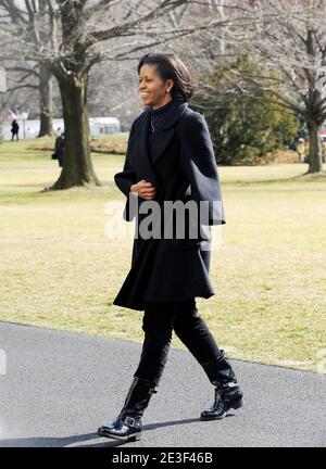 La première dame Michelle Obama arrive sur Marine One sur la pelouse sud de la Maison Blanche à Washington, DC, Etats-Unis le 16 février 2009. Photo par Olivier Douliery/ABACAPRESS.COM Banque D'Images