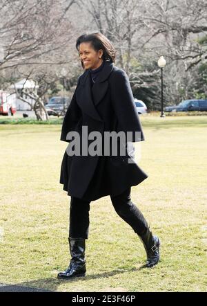 La première dame Michelle Obama arrive sur Marine One sur la pelouse sud de la Maison Blanche à Washington, DC, Etats-Unis le 16 février 2009. Photo par Olivier Douliery/ABACAPRESS.COM Banque D'Images