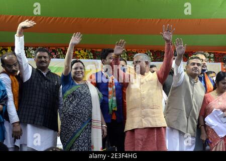 Kolkata, Inde. 18 janvier 2021. Debasree Chowdhury, ministre d'État pour le développement de la femme et de l'enfant, le député Dilip Ghosh et Suvendu Adhikari lors d'un rassemblement Bharatiya Janta Party ou BJP pour protester contre le gouvernement de l'État avant l'élection de l'assemblée du bengale occidental. (Photo de Ved Prakash/Pacific Press) Credit: Pacific Press Media production Corp./Alay Live News Banque D'Images