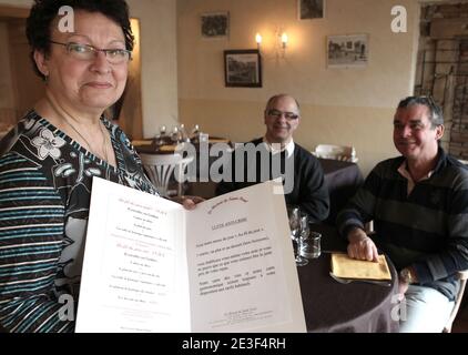 Chantal Madinier, propriétaire du restaurant, présente le menu du Bistrot de Saint Paul à Lyon, France le 17 février 2009. Lutte contre les crises : au Bistrot de Saint Paul, les clients sont invités à payer aussi peu ou autant qu'ils pensent que la nourriture et le service valent. Photos de Vincent Dargent/ABACAPRESS.COM Banque D'Images