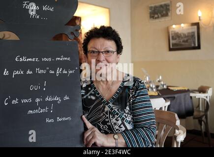 Chantal Madinier, propriétaire du restaurant, présente le menu du Bistrot de Saint Paul à Lyon, France le 17 février 2009. Lutte contre les crises : au Bistrot de Saint Paul, les clients sont invités à payer aussi peu ou autant qu'ils pensent que la nourriture et le service valent. Photos de Vincent Dargent/ABACAPRESS.COM Banque D'Images