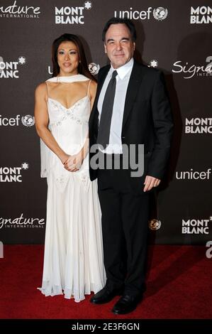 Oliver Stone et sa femme Sun-jung Jung arrivent pour le gala de la signature Montblanc pour la bonne Charité, qui s'est tenu aux Paramount Studios de Los Angeles, CA, États-Unis le 20 février 2009. Photo de Hahn-Nebinger/ABACAPRESS.COM (en photo : Oliver Stone, Sun-jung Jung) Banque D'Images