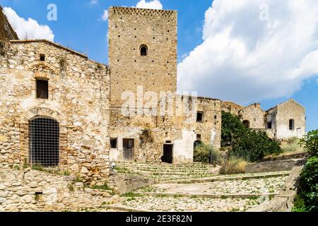 Vue sur la ville fantôme abandonnée de Cracovie, une attraction touristique populaire dans la région de Basilicate et lieu de tournage, Italie Banque D'Images