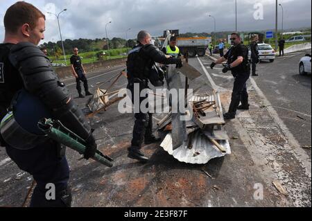 Mission de sécurité par les gendarmes français, ils retirent les restes sur les arrêts de N1 près du petit Bourg, Guadeloupe, France le 20 février 2009. Photo de Mousse/ABACAPRESS.COM Banque D'Images