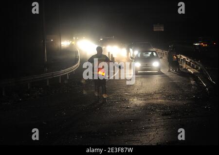 Mission de sécurité par les gendarmes français, ils retirent les restes sur les arrêts de N1 près du petit Bourg, Guadeloupe, France le 20 février 2009. Photo de Mousse/ABACAPRESS.COM Banque D'Images