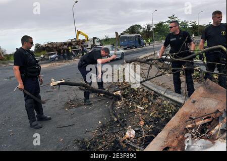 Mission de sécurité par les gendarmes français, ils retirent les restes sur les arrêts près de Montebello, Guadeloupe, France le 20 février 2009. Photo de Mousse/ABACAPRESS.COM Banque D'Images