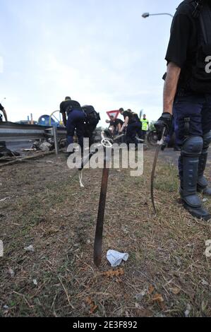 Mission de sécurité par les gendarmes français, ils retirent les restes sur les arrêts près de Montebello, Guadeloupe, France le 20 février 2009. Photo de Mousse/ABACAPRESS.COM Banque D'Images