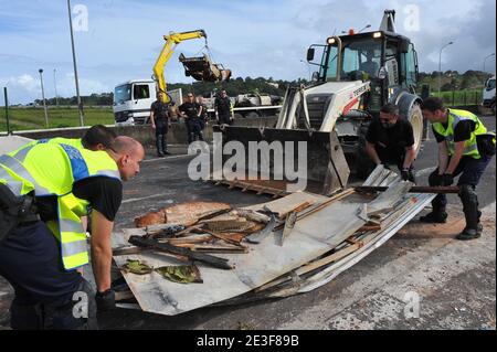 Mission de sécurité par les gendarmes français, ils retirent les restes sur les arrêts de N1 près du petit Bourg, Guadeloupe, France le 20 février 2009. Photo de Mousse/ABACAPRESS.COM Banque D'Images