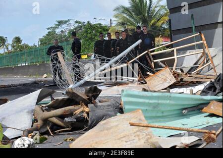 Mission de sécurité par les gendarmes français, ils retirent les restes sur les arrêts de N1 près du petit Bourg, Guadeloupe, France le 20 février 2009. Photo de Mousse/ABACAPRESS.COM Banque D'Images