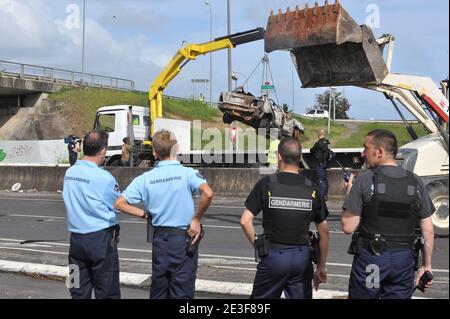 Mission de sécurité par les gendarmes français, ils retirent les restes sur les arrêts de N1 près du petit Bourg, Guadeloupe, France le 20 février 2009. Photo de Mousse/ABACAPRESS.COM Banque D'Images