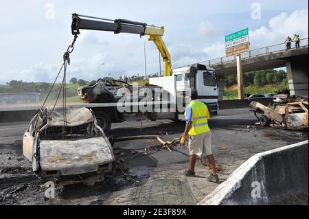 Mission de sécurité par les gendarmes français, ils retirent les restes sur les arrêts de N1 près du petit Bourg, Guadeloupe, France le 20 février 2009. Photo de Mousse/ABACAPRESS.COM Banque D'Images