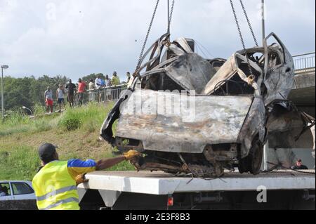 Mission de sécurité par les gendarmes français, ils retirent les restes sur les arrêts de N1 près du petit Bourg, Guadeloupe, France le 20 février 2009. Photo de Mousse/ABACAPRESS.COM Banque D'Images