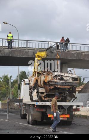 Mission de sécurité par les gendarmes français, ils retirent les restes sur les arrêts de N1 près du petit Bourg, Guadeloupe, France le 20 février 2009. Photo de Mousse/ABACAPRESS.COM Banque D'Images