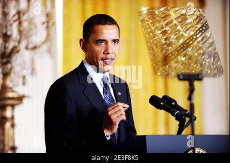 LE président AMÉRICAIN Barack Obama s'exprime à l'ouverture du Sommet sur la responsabilité fiscale qu'il accueille dans la salle est de la Maison Blanche à Washington, DC, USA le 23 février 2009. Photo par Olivier Douliery/ABACAPRESS.COM Banque D'Images
