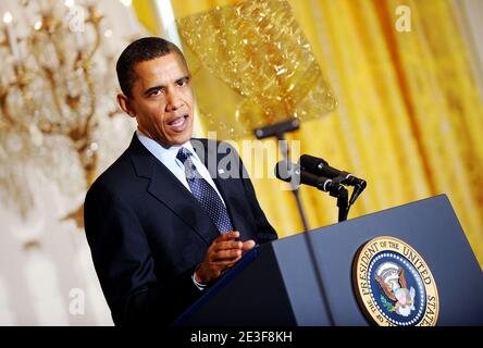 LE président AMÉRICAIN Barack Obama s'exprime à l'ouverture du Sommet sur la responsabilité fiscale qu'il accueille dans la salle est de la Maison Blanche à Washington, DC, USA le 23 février 2009. Photo par Olivier Douliery/ABACAPRESS.COM Banque D'Images