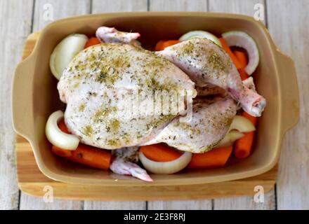 Poulet rôti frais avec légumes racines hachés bio prêts à l'emploi Cuisson au four pour un dîner familial le dimanche Banque D'Images