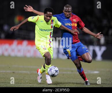 Jean II Makoun de Lyon combat son coéquipier national du Cameroun Samuel ETO'o de Barcelone lors de la Ligue des champions de l'UEFA - Premier tour Knockout - Premier pied - Lyon vs Barcelone à Lyon, France, le 24 février 2009. La correspondance s'est terminée par un tirage de 1-1. Photo de Henri Szwarc/ABACAPRESS.COM Banque D'Images