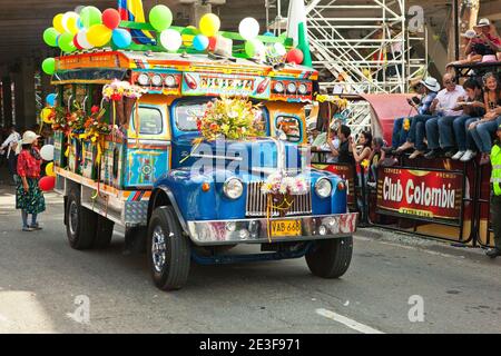 Camion décoré de fleurs dans le Desfile de Silleteroos (Parade de Silleteroos) pendant la Feria de Las Flores, (Festival des fleurs). Banque D'Images