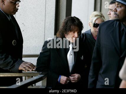 Los Angeles, Californie, États-Unis. 29 octobre 2008. PHIL SPECTOR arrive pour des déclarations liminaires dans son procès pour l'actrice de tournage fatale de la maison de Blues, l'hôtesse VIP Lana Clarkson, dans son manoir de l'Alhambra en février 2003. (Credit image: © Jonathan Alcorn/ZUMA Press) Banque D'Images