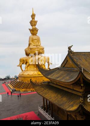 Bouddha d'or sur le sommet du mont Emei, Emeishan, Sichuan, Chine Banque D'Images