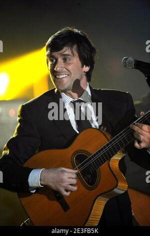 Le chanteur français Thomas Dutronc joue en direct lors de la 24e cérémonie des victoires de la musique qui s'est tenue au hall Zenith à Paris, le 28 février 2009. Photo de Thierry Orban/ABACAPRESS.COM Banque D'Images