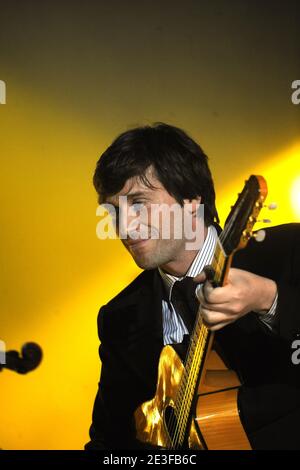 Le chanteur français Thomas Dutronc joue en direct lors de la 24e cérémonie des victoires de la musique qui s'est tenue au hall Zenith à Paris, le 28 février 2009. Photo de Thierry Orban/ABACAPRESS.COM Banque D'Images