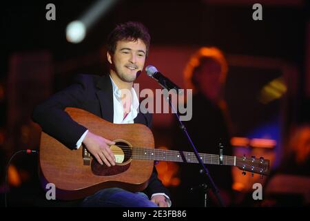 La chanteuse française Renan Luce se produit en direct lors de la 24e cérémonie des victoires de la musique qui s'est tenue au hall Zenith à Paris, le 28 février 2009. Photo de Thierry Orban/ABACAPRESS.COM Banque D'Images