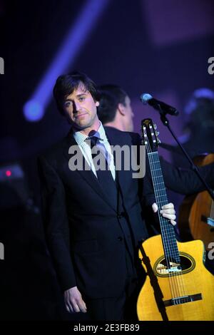 Le chanteur français Thomas Dutronc joue en direct lors de la 24e cérémonie des victoires de la musique qui s'est tenue au hall Zenith à Paris, le 28 février 2009. Photo de Thierry Orban/ABACAPRESS.COM Banque D'Images