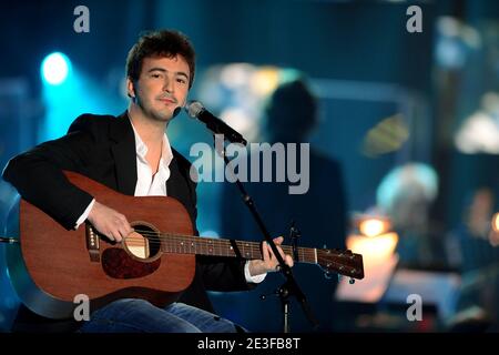 La chanteuse française Renan Luce se produit en direct lors de la 24e cérémonie des victoires de la musique qui s'est tenue au hall Zenith à Paris, le 28 février 2009. Photo de Thierry Orban/ABACAPRESS.COM Banque D'Images