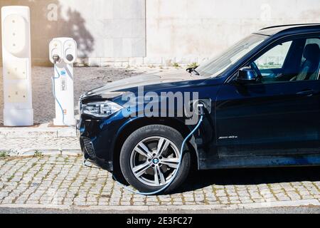 Lisbonne, Portugal - 10 février 2018 : vue latérale d'une nouvelle voiture de luxe BMW suv qui est chargée d'électricité près de la centrale électrique Mobile Banque D'Images