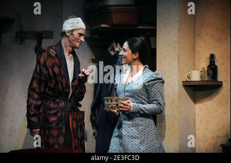 Laurent Terzieff et Emilie Chevrillon lors de l'appel de rideau de la pièce 'l'habileur' mise en scène par Laurent Terzieff et écrite par Ronald Harwood au Théâtre Rive gauche à Paris, France, le 28 février 2009. Photo de Raymond Delalande/ABACAPRESS.COM Banque D'Images