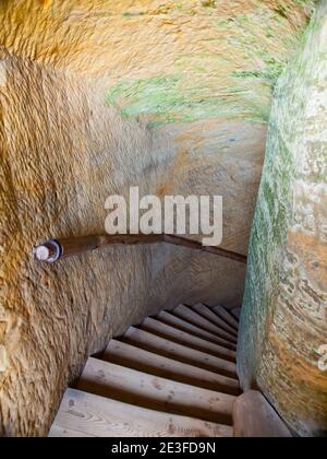 Ancien escalier étroit caché dans le château médiéval Banque D'Images