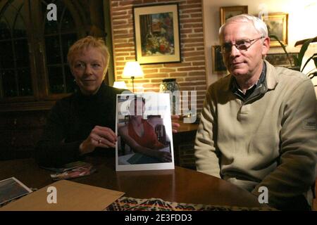 Photo de dossier datée du 16 janvier 2006 de Charlotte et Bernard Cassez posant avec une photo de la fille Florence Cassez, chez eux à Beuvry, en France. Florence Cassez a été emprisonnée pendant 60 ans dans la prison de Teppepan à Mexico pour son rôle dans une kidnappapp Banque D'Images