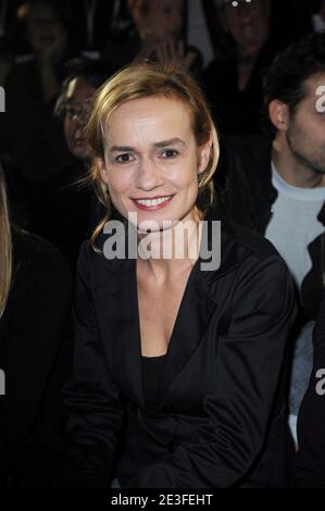 L'actrice française Sandrine Bonnaire participe à la présentation de la collection prêt-à-porter de la Maison Martin Margiela automne/hiver 2009 au Palais Omnisports de Bercy à Paris, en France, le 6 mars 2009. Photo par Ammar Abd Rabbo/ABACAPRESS.COM Banque D'Images