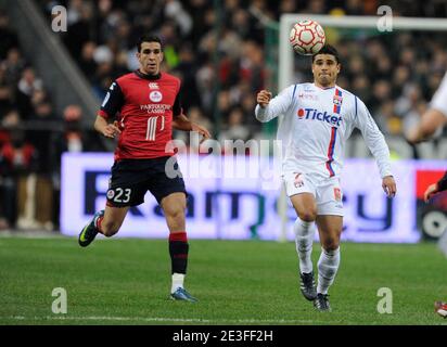 Ederson combat Adil Rami lors du match de football de la première Ligue française, Lille OSC vs Olympique Lyonnais au Stade de France à Saint-Denis près de Paris, France, le 7 mars 2009. Lille a gagné 2-0. Photo de Henri Szwarc/ABACAPRESS.COM Banque D'Images