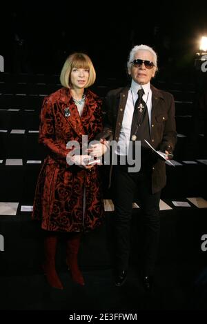 Le designer Karl Lagerfeld et Anna Wintour apparaissent lors de son émission de collection prêt-à-porter automne-hiver 2009-2010, à Paris, en France, le 8 mars 2009. Photo de Denis Guignebourg/ABACAPRESS.COM Banque D'Images