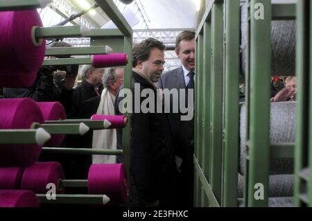 Le ministre français adjoint de l'Industrie et de la consommation, le porte-parole du gouvernement Luc Chatel, visite l'usine textile Union à Tourcoing, dans le nord de la France, le 9 mars 2009. Photo de Norbert Angielczyk/ABACAPRESS.COM Banque D'Images