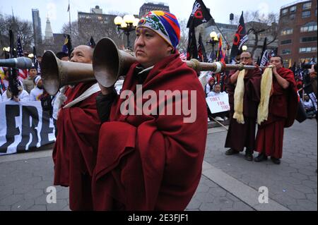 Les moines tibétains rejoignent des centaines d'activistes pro-tibétiens lorsqu'ils se réunissent sur Union Square à New York, aux États-Unis, le 10 mars 2009. Les manifestants ont commémoré le 50ème anniversaire du soulèvement manqué qui a forcé le Dalaï Lama à fuir le Tibet. Photo de Gregorio Binuya/ABACAPRESS.COM Banque D'Images