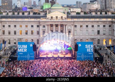 Vue aérienne de la cour de Somerset House prise lors de la représentation de la Soul lors de la série d'été à Somerset House, Londres. Banque D'Images