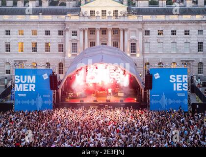 Vue aérienne de la cour de Somerset House prise lors de la représentation de la Soul lors de la série d'été à Somerset House, Londres. Banque D'Images