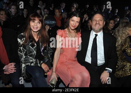 Milla Jovovich, Victoria Abril et le producteur américain Harvey Weinstein ont assisté au salon de la collection prêt-à-porter de John Galliano automne-hiver 2009/2010 à Paris, en France, le 11 mars 2009. Photo de Frédéric Nebinger/ABACAPRESS.COM Banque D'Images