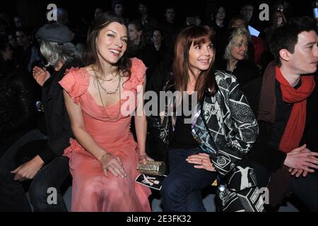 Milla Jovovich et Victoria Abril assistent au spectacle de la collection prêt-à-porter de John Galliano automne-hiver 2009/2010 à Paris, en France, le 11 mars 2009. Photo de Frédéric Nebinger/ABACAPRESS.COM Banque D'Images