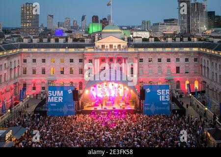 Vue aérienne de la cour de Somerset House prise lors de la représentation de la Soul lors de la série d'été à Somerset House, Londres. Banque D'Images