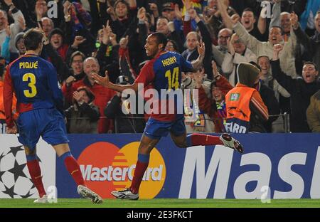 Thierry Henry de Barcelone célèbre après avoir obtenu son score avec son coéquipier Gerard pique lors du match de football à la deuxième jambe de la Ligue des Champions, le 11 mars 2009, à Barcelone contre l'Olympique Lyonnais, au camp de Nou, à Barcelone, en Espagne. Barcelone a gagné 5-2 et le FC Barcelone passe à travers sur l'agrégat. Photo de Steeve McMay/ABACAPRESS.COM Banque D'Images